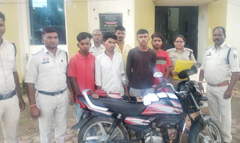 चोरी के बाद दावत और मौज-मस्ती! जशपुर में दिनदहाड़े प्रोफेसर के घर से 1.85 लाख नगद उड़ाने वाले 5 आरोपी गिरफ्तार – बोले, ‘पैसे तो पार्टी में ही उड़ गए’, पुलिस ने 52 हजार समेत बाइक-मोबाइल किए बरामद