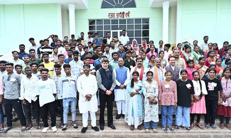 बस्तर के युवा अब हाईटेक और होशियार: बीजापुर के युवा पंचों से मिले मुख्यमंत्री साय, स्वामी विवेकानंद योजना के तहत राजधानी भ्रमण को बताया भविष्य निर्माण की नींव