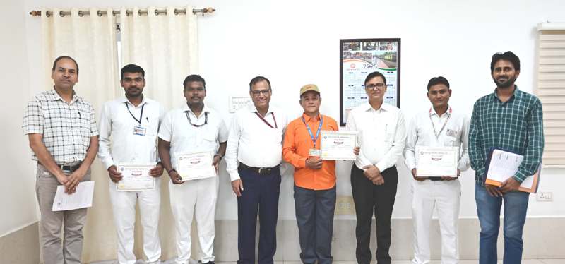 रेलवे ट्रैक पर गिरा बोल्डर, सतर्क ट्रैकमेंटेनर ने टाला बड़ा हादसा! चार सजग कर्मचारियों को मिला संरक्षा सम्मान