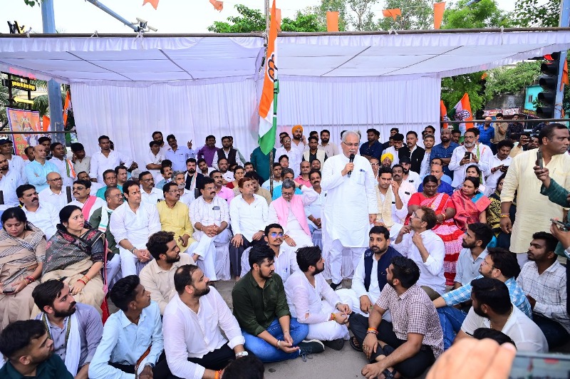 ईडी की कार्यवाही के खिलाफ कांग्रेस का शक्ति प्रदर्शन: भूपेश बघेल समेत दिग्गज नेता ने राजीव गांधी चौक पर किया विरोध धरना