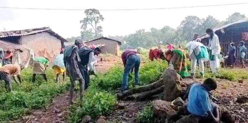 सिर्फ इलाज नहीं, अब श्रमदान भी: पहाड़ी कोरवा जनजातियों को मौत के खतरे से बचाने मैदान में उतरी स्वास्थ्य टीम