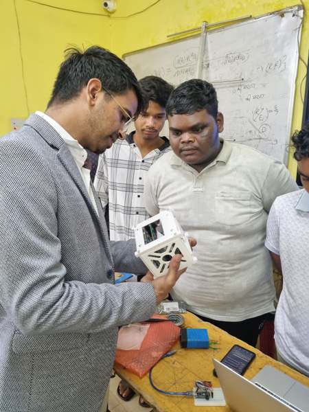 जशपुर के छात्रों का मिशन चंद्रयान! स्कूल के छात्र बना रहे अपना सैटेलाइट, ISRO जैसी ट्रेनिंग अब जिले में, कलेक्टर रोहित व्यास के मार्गदर्शन में विद्यार्थियों के सपनों को मिल रही नई उड़ान