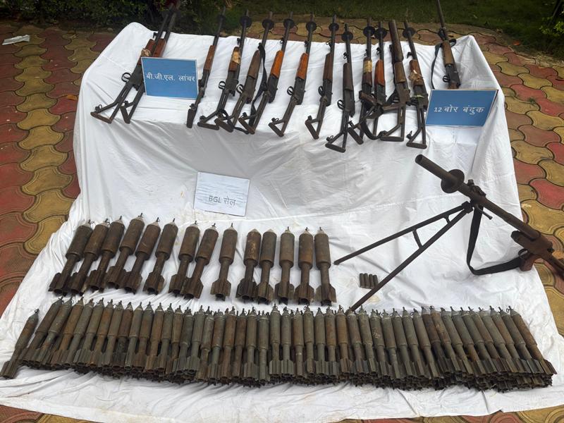 Breaking परिया-काकुर मुठभेड़ : अभूझमाड़ में माओवादियों को तगड़ा झटका, ₹48 लाख के इनामी 6 नक्सली ढेर, भारी मात्रा में हथियार बरामद, IG सुंदरराज ने दी जानकारी