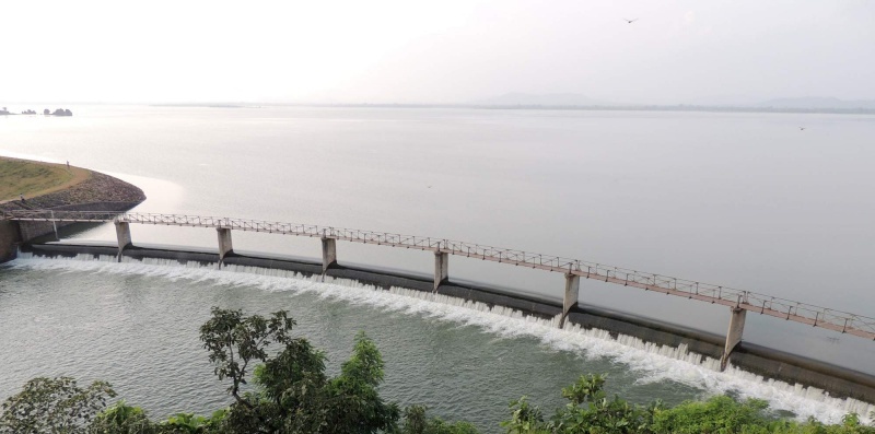 डेम अलर्ट! झुमका और खारंग जलाशय लबालब, राज्य के 46 में से कई जलाशयों में खतरे के निशान के करीब जलभराव