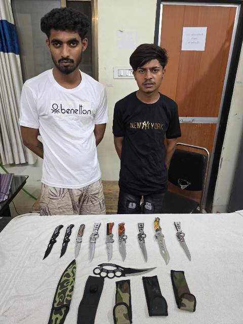 धारदार बटन चाकुओं के साथ दहशत का जखीरा बरामद : बिलासपुर रेलवे स्टेशन के पास पकड़े गए दो संदिग्ध, शहरी भीड़-भाड़ वाले इलाके में दहशत फैलाने की नीयत से खरीदे गए थे घातक हथियार!