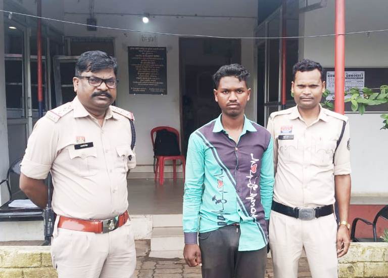 पुलिस ने मानव तस्करी और दुष्कर्म के सनसनीखेज मामले में फरार मुख्य आरोपी इमरान अंसारी को झारखंड से किया गिरफ्तार…आरोपी ने शादी का झांसा देकर युवती के साथ बलात्कार किया और उसे यूपी में एक लाख रुपये में बेच दिया था….पढ़ें पूरी चौंकाने वाली रिपोर्ट..!