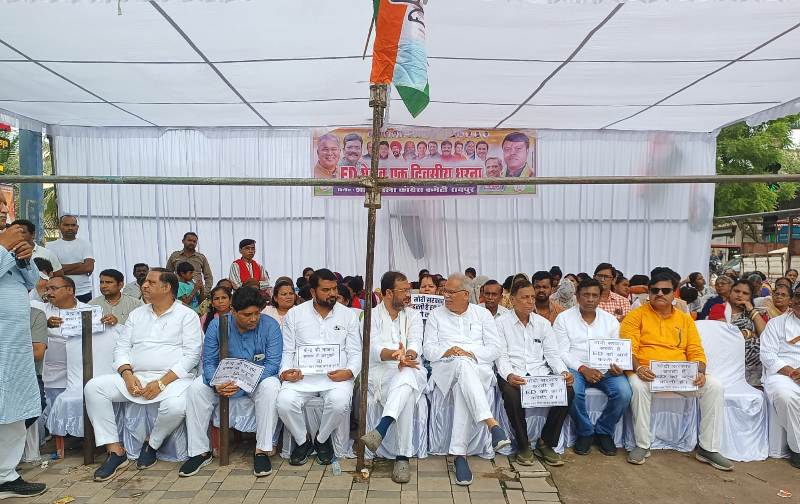 ईडी का दुरुपयोग कर रही है मोदी सरकार, लोकतंत्र को कुचलने का प्रयास — रायपुर में कांग्रेस का दो दिवसीय विरोध प्रदर्शन शुरू – गिरिश दुबे, भूपेश बघेल सहित वरिष्ठ नेताओं ने उठाई संविधान बचाने की आवाज