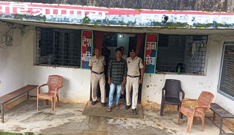 ऑपरेशन अंकुश : जशपुर पुलिस की बड़ी सफलता, छः साल से फरार डकैती व हत्या के प्रयास का आरोपी उमेश यादव आखिरकार चढ़ा पुलिस के हत्थे, हैदराबाद में छिपे कुख्यात अपराधी उमेश यादव को गिरफ्तार कर भेजा गया न्यायिक अभिरक्षा में जेल.