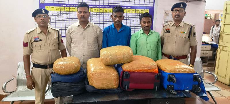 गंज थाना और साइबर यूनिट की संयुक्त कार्रवाई : उड़ीसा से लाया गया गांजा, रेलवे स्टेशन के पास होनी थी डील, रायपुर पुलिस ने 5 लाख की खेप के साथ तीन बिहार निवासी अंतर्राज्यीय तस्कर किये गिरफ्तार, नारकोटिक एक्ट में की गई कार्यवाही.