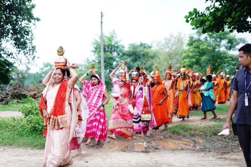 श्रावण मास में शिव भक्ति की गूंज : श्री फलेश्वरनाथ मंदिर बगिया में तीन दिवसीय 100108 पार्थिव शिवलिंग पूजन कार्यक्रम का कल से होगा शुभारंभ, मैनी नदी तट से निकली ऐतिहासिक कलश-यात्रा, मुख्यमंत्री की धर्मपत्नी श्रीमती कौशल्या साय हुईं सम्मिलित.