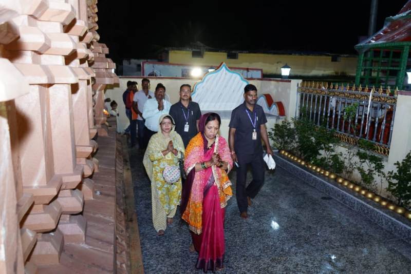 एकादशी उत्सव की अद्भुत छटा : जगन्नाथ मंदिर दोकड़ा में एकादशी पर दीपों की भव्य श्रृंखला, महाआरती में कौशल्या साय की गरिमामय उपस्थिति ने बांधा श्रद्धा का समां, श्रद्धालुओं का उमड़ा जनसैलाब..!