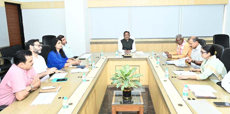 मुख्यमंत्री विष्णु देव साय ने कहा—सड़कों पर विचरण करने वाले निराश्रित पशुओं की प्रभावी रोकथाम सुनिश्चित करें