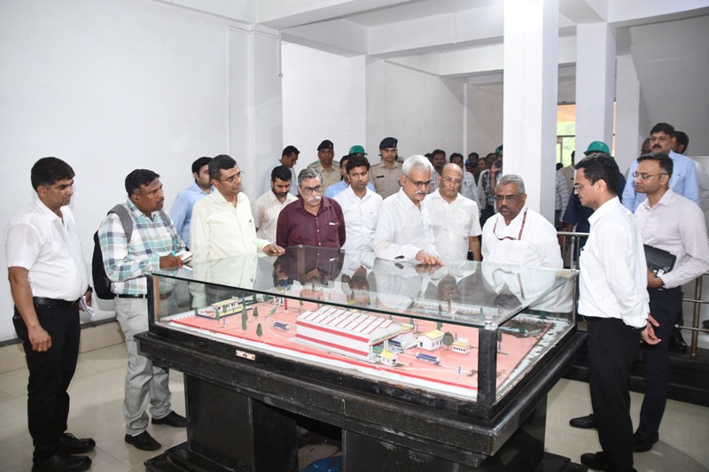 दक्षिण पूर्व मध्य रेलवे महाप्रबंधक तरुण प्रकाश द्वारा डीजल एवं एच.एच.पी. लोको शेड रायपुर का किया गया निरीक्षण