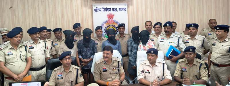 रायगढ़ पुलिस की बड़ी कार्रवाई : रायगढ़ के श्याम मंदिर चोरी में 27 लाख की संपत्ति बरामद, मंदिर से चुराया सोने का मुकुट और छत्तर, हर आरोपी सलाखों के पीछे, रेलवे ट्रैक से भागा चोर, ओडिशा बॉर्डर से किया गया गिरफ्तार.
