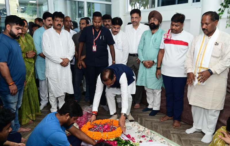 मुख्यमंत्री विष्णु देव साय ने स्वर्गीय श्री निखिल कश्यप को दी श्रद्धांजलि, शोक संतप्त परिजनों से की मुलाकात