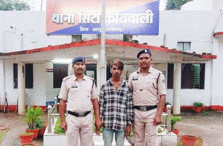 जशपुर में सन्न कर देने वाली वारदात! दोस्ती की आड़ में रात को सुनसान सड़क पर घात, युवक से मारपीट कर चाकू की नोक पर बाइक और कैश लूटा…हुआ गिरफ्तार