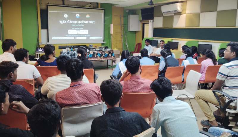 छात्रों को मिला वैज्ञानिकों से संवाद और सैटेलाइट बनाने का अवसर, जशपुर की धरती पर अंतरिक्ष की झलक