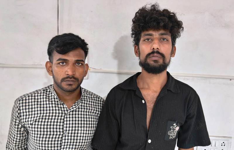 रायपुर में मोबाइल दुकान से लाखों की चोरी का खुलासा : 87 मोबाइल और 2 एक्टिवा के साथ चार आरोपी गिरफ्तार, नागपुर से ट्रेन में भाग रहे चोरों को पकड़ा गया, 21 लाख की संपत्ति बरामद, की गई कार्यवाही.