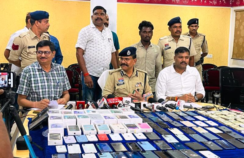 एंटी क्राइम यूनिट और मंदिर हसौद पुलिस की संयुक्त कार्रवाई : 8.5 लाख रुपये की नकदी चोरी मामले में पुलिस को मिली बड़ी सफलता, ग्राम कुरूद के सूने मकान को बनाया था निशाना, रायपुर में शातिर नकबजन अशोक उर्फ मुस्सू गिरफ्तार, की गई कार्रवाई.