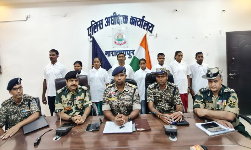 दुनिया को शांति का पाठ पढ़ाने, पिता बनकर परिवार के साथ जीने और नक्सलियों के करतुतों को उजागर करने के लिये अब नक्सली कर रहे हैं आत्मसमर्पण : सुरक्षा बलों के लगातार प्रयासों के फलस्वरूप कुल 33 लाख ईनामी 08 माओवादी नक्सलियों ने किया आत्मसमर्पण