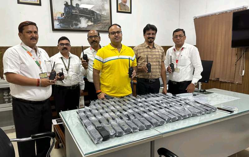 रेलवे टिकट चेकिंग में हाईटेक क्रांति! बिलासपुर मंडल ने यात्रियों की निगरानी और सेवा के लिए उतारे बॉडी कैमरा वॉले TC