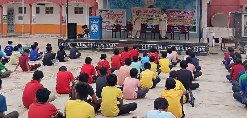 डीआईजी व एसएसपी के निर्देश पर सूरजपुर पुलिस पहुंची स्कूलों में, बच्चों को दी साइबर सुरक्षा, नशा मुक्ति और सड़क सुरक्षा की शिक्षा