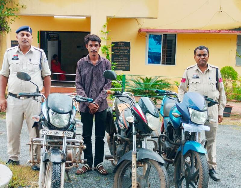दोपहिया वाहन चोर गिरोह का भंडाफोड़! एक बालक समेत दो आरोपी गिरफ्तार, 3 मोटरसाइकिलें जब्त, ₹1.20 लाख का माल बरामद