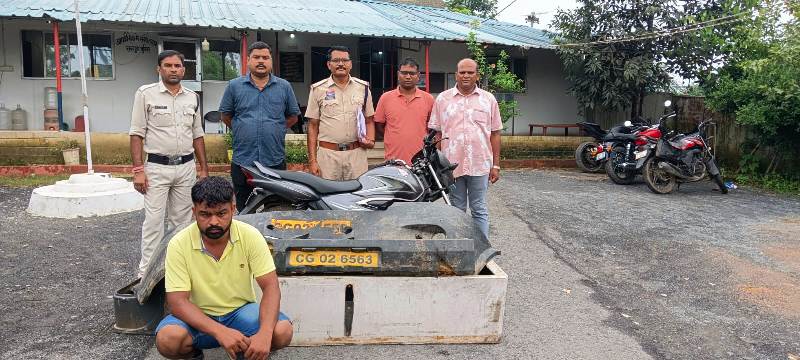 एम्बुलेंस चोरी मामले में पुलिस का बड़ा खुलासा : अस्पताल परिसर से हुई थी वाहन की चोरी, सरगुजा पुलिस ने एम्बुलेंस चोर अंबिकापुर निवासी आरोपी को किया गिरफ्तार, अन्य फरार की तलाश जारी.