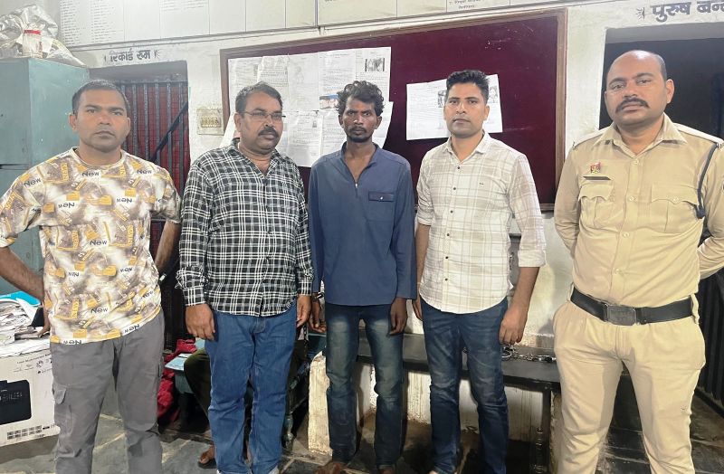 हत्या के आरोपी को शनिचरी नदी किनारे से कोतवाली टीम ने किया गिरफ्तार 12 साल की बच्ची की हत्या कर हुआ था फरार, 30 हज़ार का इनामी सोहन राजपूत बिलासपुर में धराया, सालों से तलाश रही थी पुलिस.