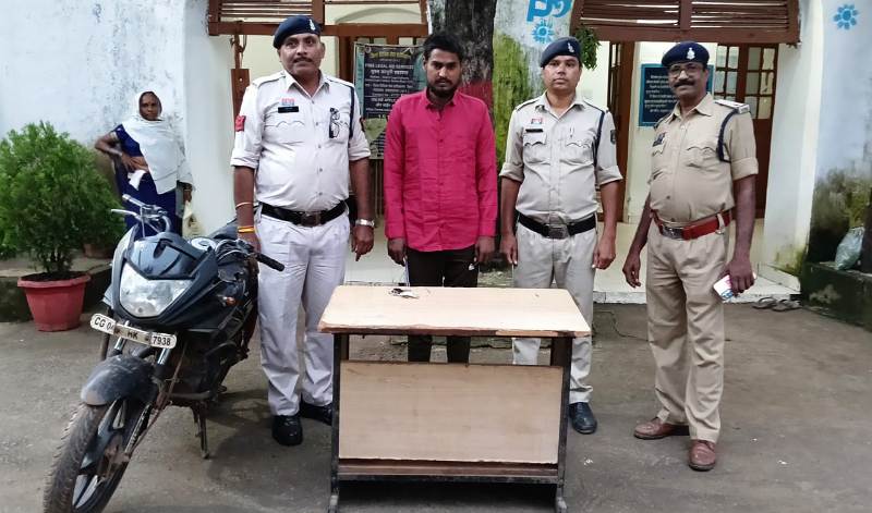 लूटकांड में बड़ी सफलता : पुलिस की पैनी निगाह से नहीं बच पाया आरोपी, बाइक भी जब्त, सिमगा गैस गोदाम लूटकांड में फरार आरोपी सत्यनारायण पटवा उर्फ ‘नानचुन’ गिरफ्तार कर न्यायालय के समक्ष किया गया प्रस्तुत.