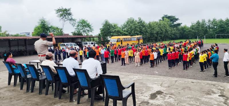 स्कूल में पहुंची यातायात पुलिस! बच्चों को सिखाया हेलमेट पहनना, ट्रिपल राइड से बचना और ऑनलाइन फ्रॉड से खुद को कैसे बचाएं