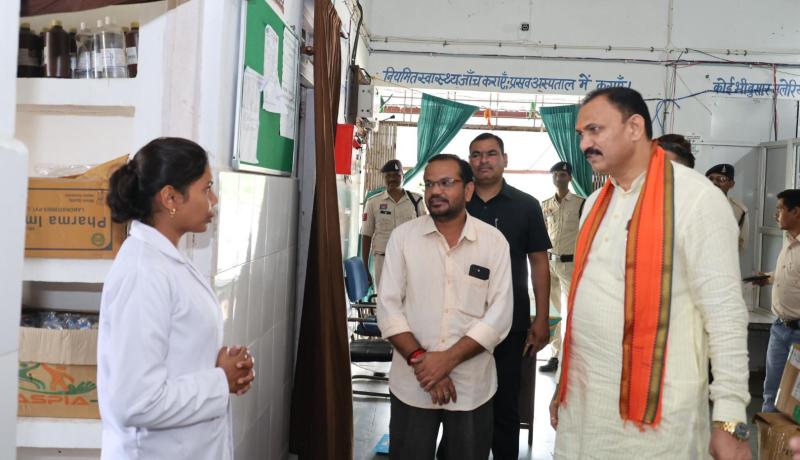 स्वास्थ्य मंत्री श्याम बिहारी जायसवाल ने प्राथमिक स्वास्थ्य केंद्र बंजारीडाड का किया आकस्मिक निरीक्षण, अस्पताल में भर्ती मरीजों से की बातचीत, सुविधाओं का लिया जायजा