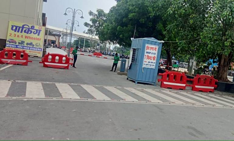 अब रेलवे स्टेशन पर बहस नहीं, तकनीक से पारदर्शिता! उसलापुर स्टेशन में शुरू हुई स्मार्ट पार्किंग बूम बैरियर सुविधा