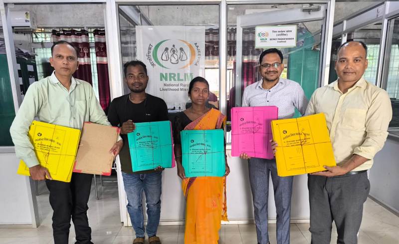 बस्तर की महिलाओं ने किया कमाल: 5000 से अधिक फाइल-पैड बनाकर 1.71 लाख रुपये की कमाई, आत्मनिर्भरता की मिसाल बनी गंगा स्व सहायता समूह