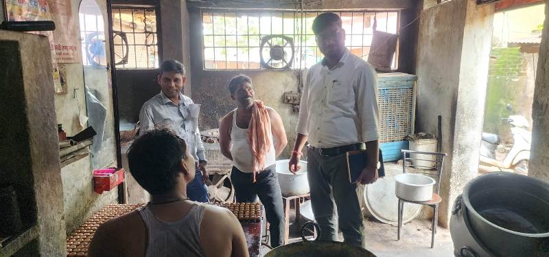 खाद्य एवं औषधि प्रशासन की टीम ने की गुणवत्ता जाच, अनहाईजिनिक फ़ूड हैंडलिंग पर 4 संस्थानों क़ो नोटिस