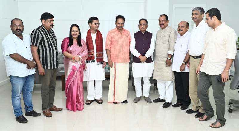 मुख्यमंत्री श्री साय से केरल एवं ओडिशा के सांसदों के प्रतिनिधिमंडल ने की सौजन्य मुलाकात : मुख्यमंत्री ने कहा – छत्तीसगढ़ एक शांतिप्रिय प्रदेश है, कानून अपना कार्य कर रहा है