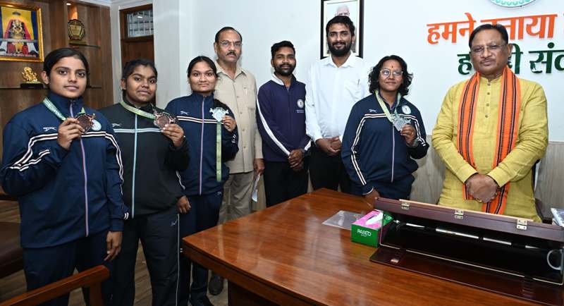 राष्ट्रीय किक बॉक्सिंग पदक विजेता खिलाड़ियों से मुख्यमंत्री श्री साय की मुलाकात, खिलाड़ियों को मिली सराहना और शुभकामनाएं