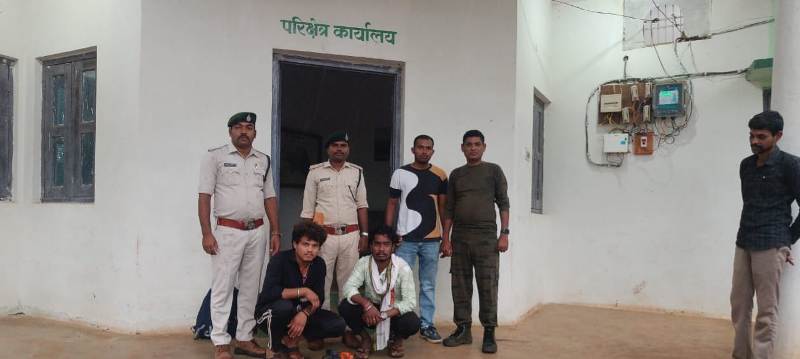 रात के अंधेरे में जंगल में दाखिल हुए थे शिकारी, तीर-कमान और चादर बरामद! वन विभाग की घेराबंदी से गिरफ्त में आए दो युवक