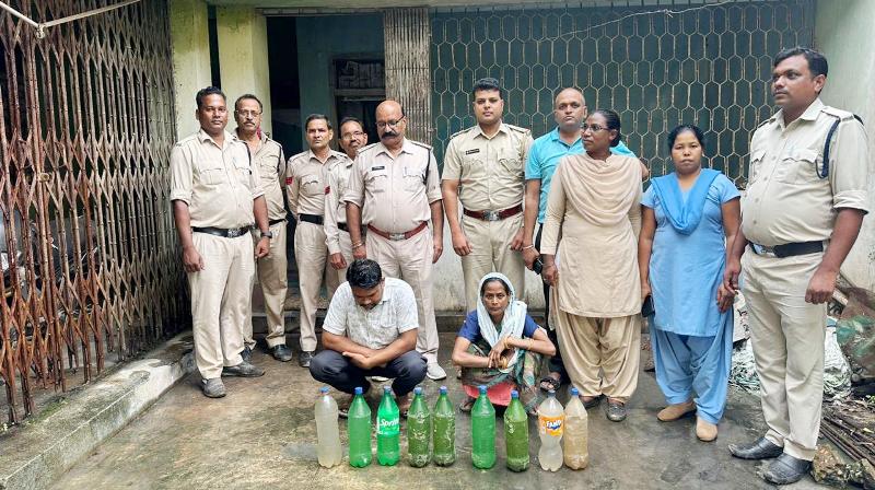 जशपुर में आबकारी विभाग की बड़ी कार्रवाई: पत्थलगांव से दो आरोपी गिरफ्तार, 13.5 लीटर महुआ शराब और 55 किलो लाहन जब्त