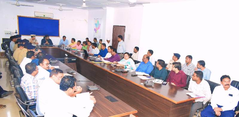 सड़कों पर मौत बनकर घूम रहे मवेशी! जशपुर प्रशासन सख्त, 7 दिन में हटाने का अल्टीमेटम, नहीं माने तो होगी सज़ा