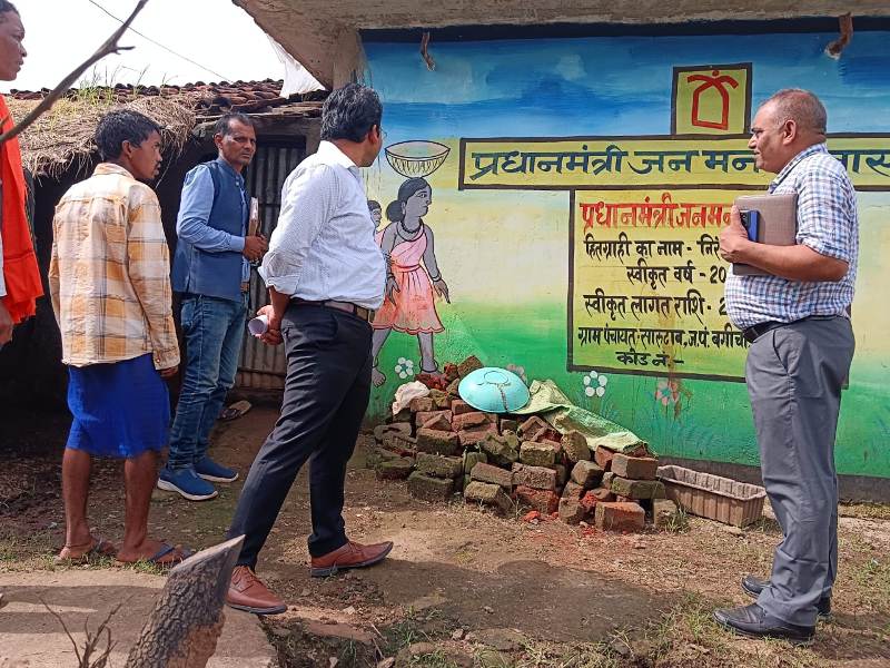 जशपुर : जिला पंचायत सीईओ ने सारूडाप, सामरबार और रोकड़ा में जनमन आवास का किया निरीक्षण