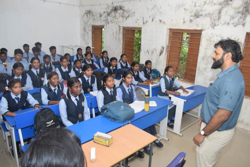 जशपुर कलेक्टर का स्वामी आत्मानंद स्कूल तमता में औचक निरीक्षण, विद्यार्थियों से बातचीत कर दीं व्यवस्थाएं सुधारने के निर्देश