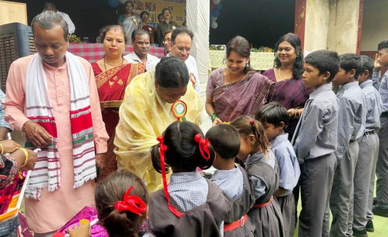 “अब सिर्फ पढ़ाई नहीं, बदलाव की शुरुआत!” – विधायक रायमुनी भगत ने आदर्श विद्यालय में शिक्षा को बताया राष्ट्र निर्माण का सबसे बड़ा हथियार