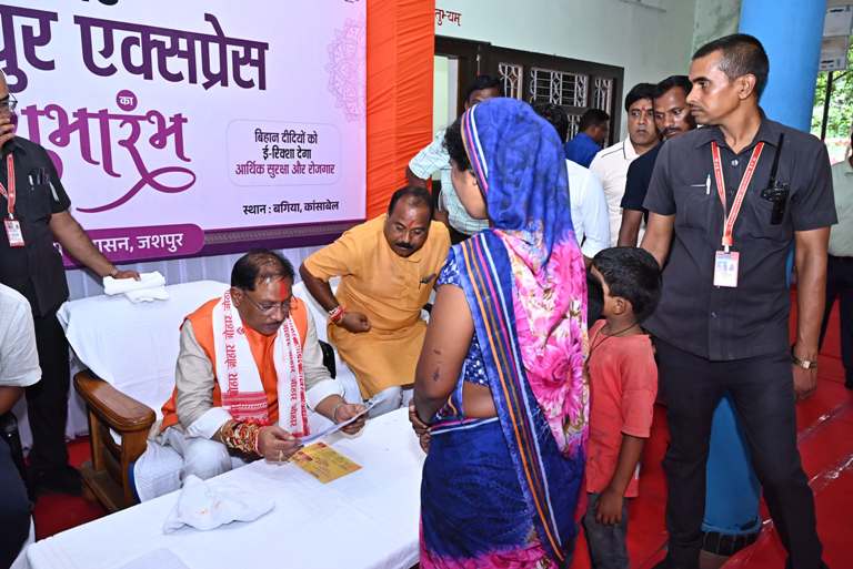 रात तक चला संवाद का सिलसिला, मुख्यमंत्री ने बगिया में सुनी हर व्यक्ति की बात और दिए तुरंत आदेश