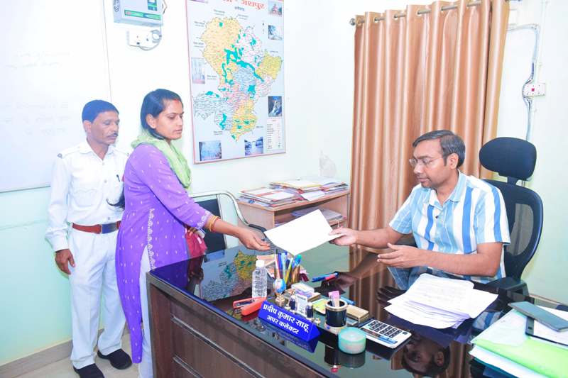 अपर कलेक्टर ने जनदर्शन में सुनी आमजनों की समस्याएं, जनदर्शन में प्राप्त आवेदनों के समयबद्ध निराकरण को लेकर अधिकारियों को दिए निर्देश