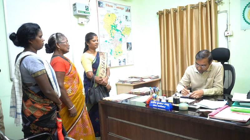 जशपुर में जनदर्शन: अपर कलेक्टर प्रदीप कुमार साहू ने सुनी जनता की समस्याएँ, राजस्व से लेकर रोजगार और आवास तक 25 आवेदन हुए दर्ज