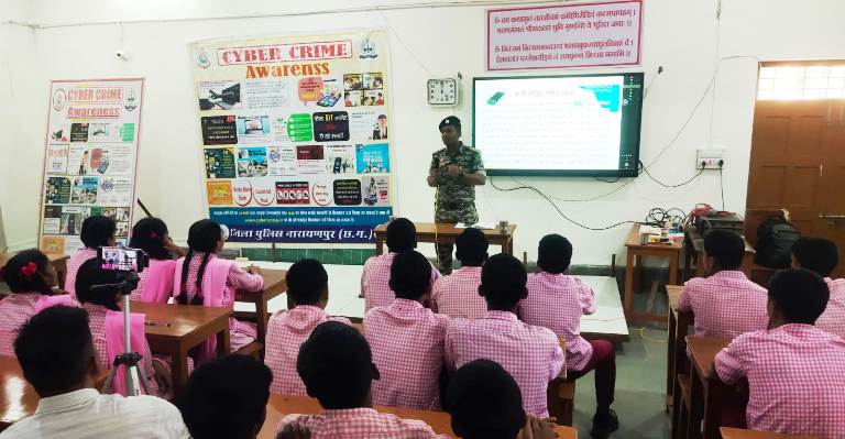 पुलिस का साइबर जागरूकता अभियान : रामकृष्ण मिशन आश्रम के विवेकानंद विद्यापीठ में अध्ययनरत 260 छात्र और 8 शिक्षक हुए साइबर फ्रॉड से बचाव के प्रति जागरूक