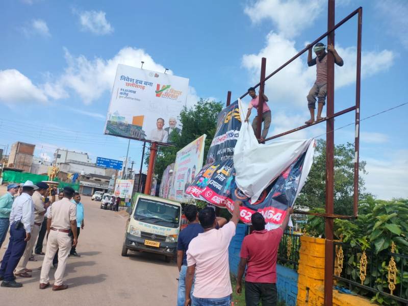 सड़क किनारे अवैध होर्डिंग्स से खतरे की घंटी! SSP शशि मोहन सिंह ने दिए सख्त निर्देश – पुलिस-नगर पालिका टीम ने चलाया अभियान