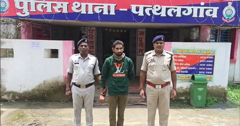 चाइल्ड पोर्नोग्राफी केस में जशपुर पुलिस की कार्रवाई : महिलाओं और बच्चों की अश्लील वीडियो सोशल मीडिया पर अपलोड करने वाला रायपुर निवासी आरोपी हेमंत वर्मा गिरफ्तार, भेजा गया जेल.