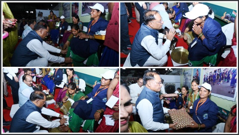 मुख्यमंत्री ने पैर पखारकर दिया सम्मान, भावुक हुईं स्वच्छता दीदियां – ‘जीवन में पहली बार इतना गर्व महसूस हुआ’